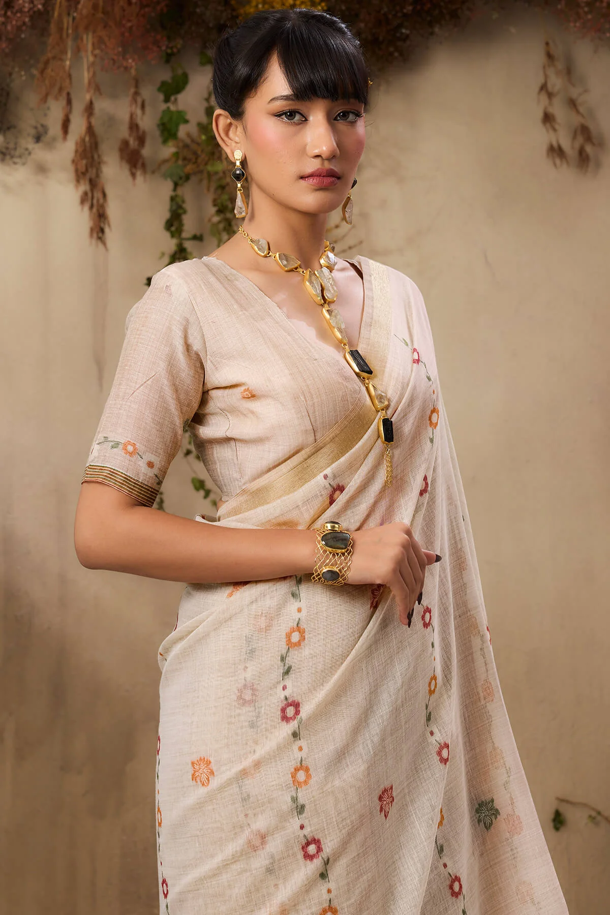 Gratifying Beige Pure Munga Cotton Saree With Invaluable Blouse Piece - Image 4