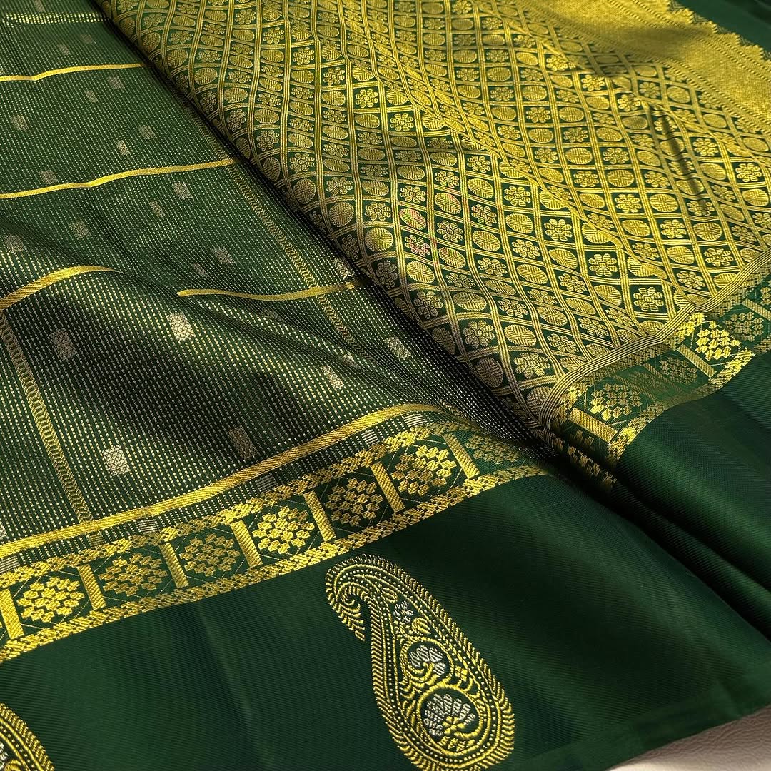 Gratifying Dark Green Soft Banarasi Silk Saree With Radiant Blouse Piece - Image 3