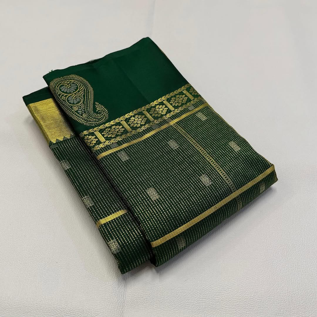 Gratifying Dark Green Soft Banarasi Silk Saree With Radiant Blouse Piece - Image 4