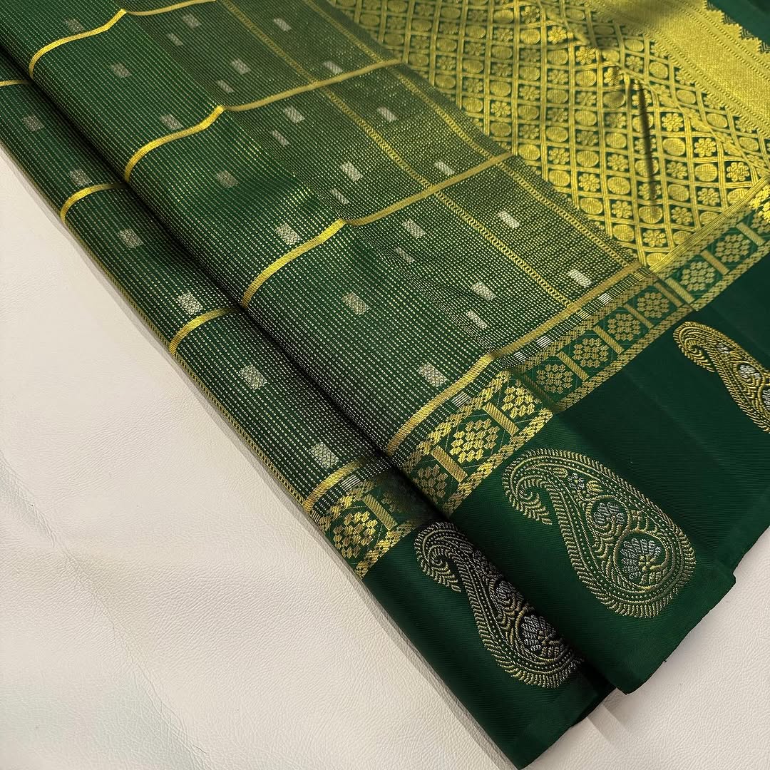 Gratifying Dark Green Soft Banarasi Silk Saree With Radiant Blouse Piece - Image 5
