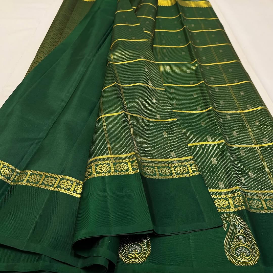 Gratifying Dark Green Soft Banarasi Silk Saree With Radiant Blouse Piece - Image 6