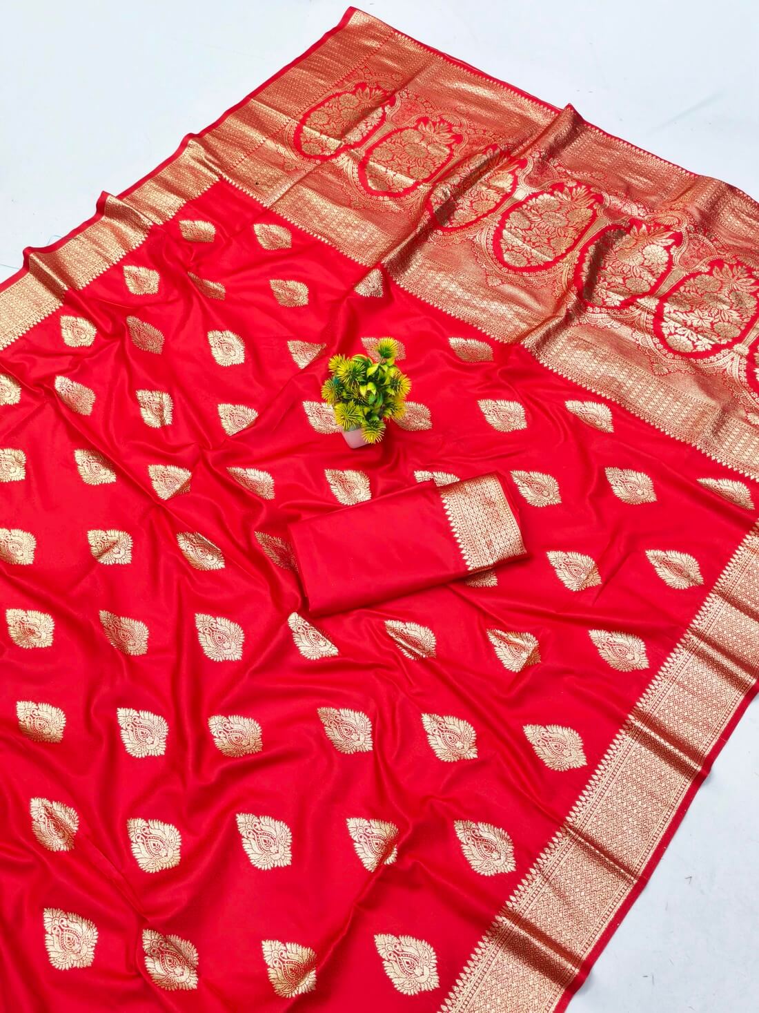 Gratifying Red Pure Zari Weaving Banarasi Silk Saree With Engrossing Blouse Piece - Image 3