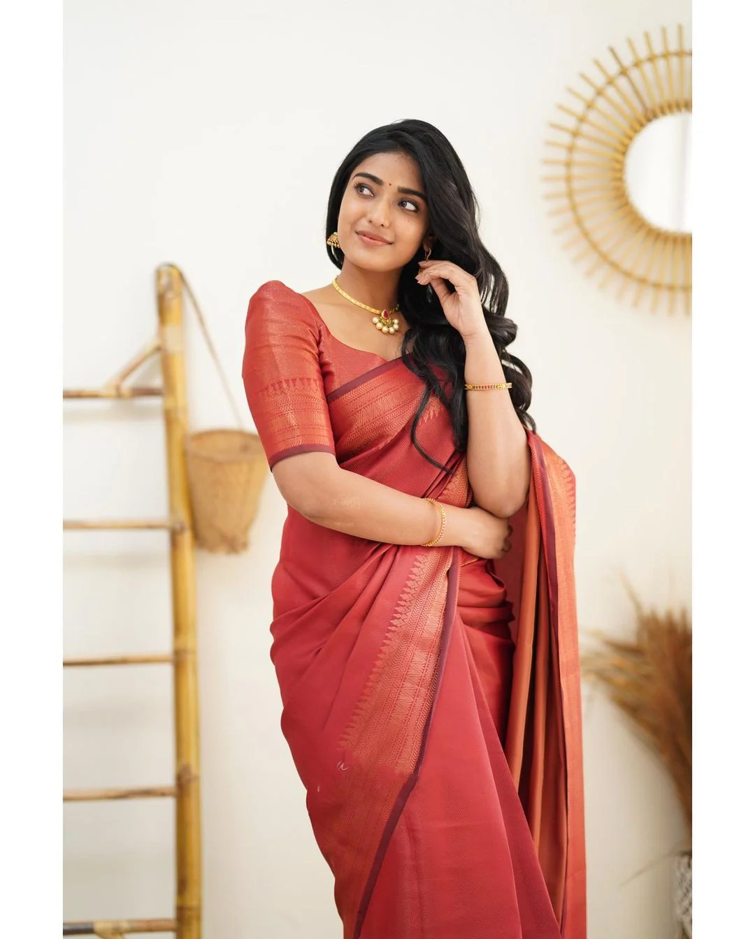 Gratifying Red Soft Silk Saree With Incomparable Blouse Piece - Image 5