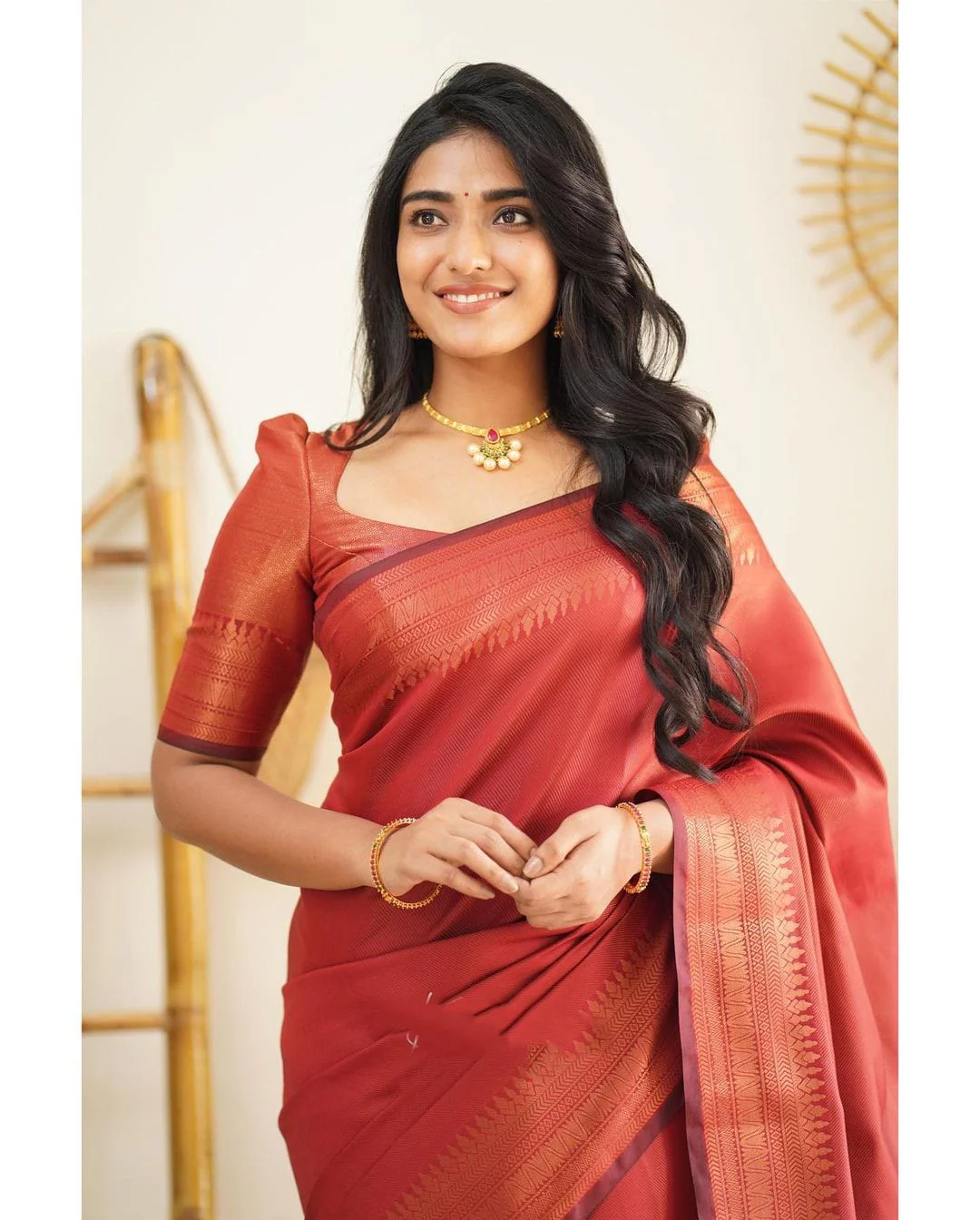 Gratifying Red Soft Silk Saree With Incomparable Blouse Piece - Image 6
