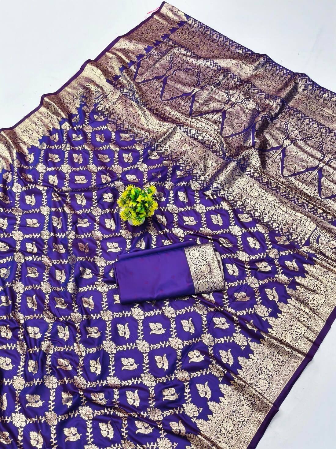 Groovy Purple Pure Zari Weaving Banarasi Silk Saree With Incomparable Blouse Piece - Image 3