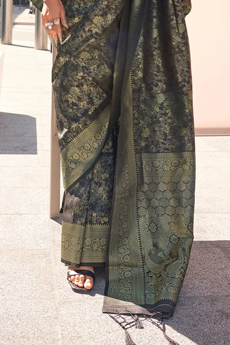 Hypnotic Black Kanjivaram Silk Saree With Majesty Blouse Piece - Image 4