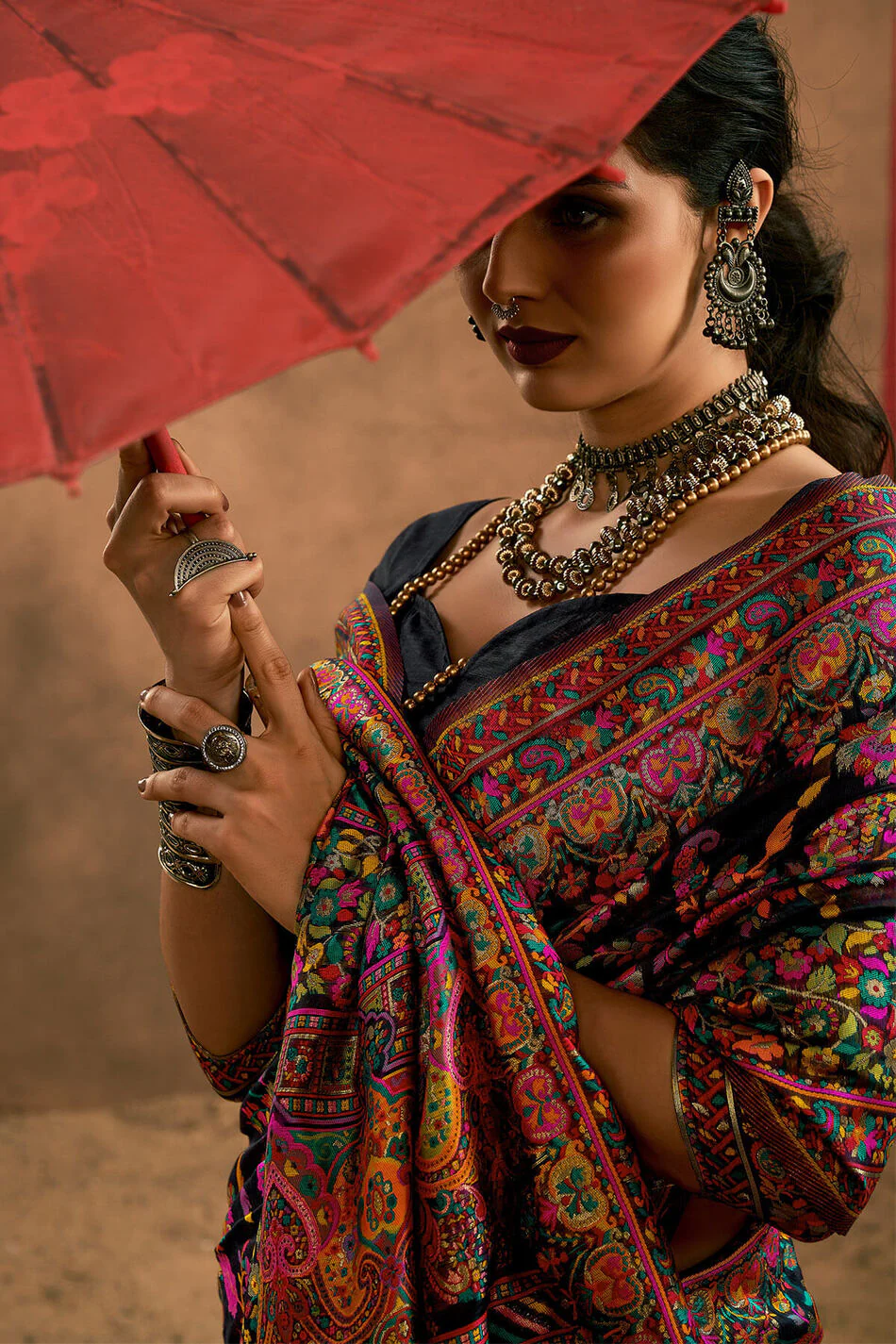 Hypnotic Black Pashmina Saree With Flameboyant Blouse Piece - Image 3