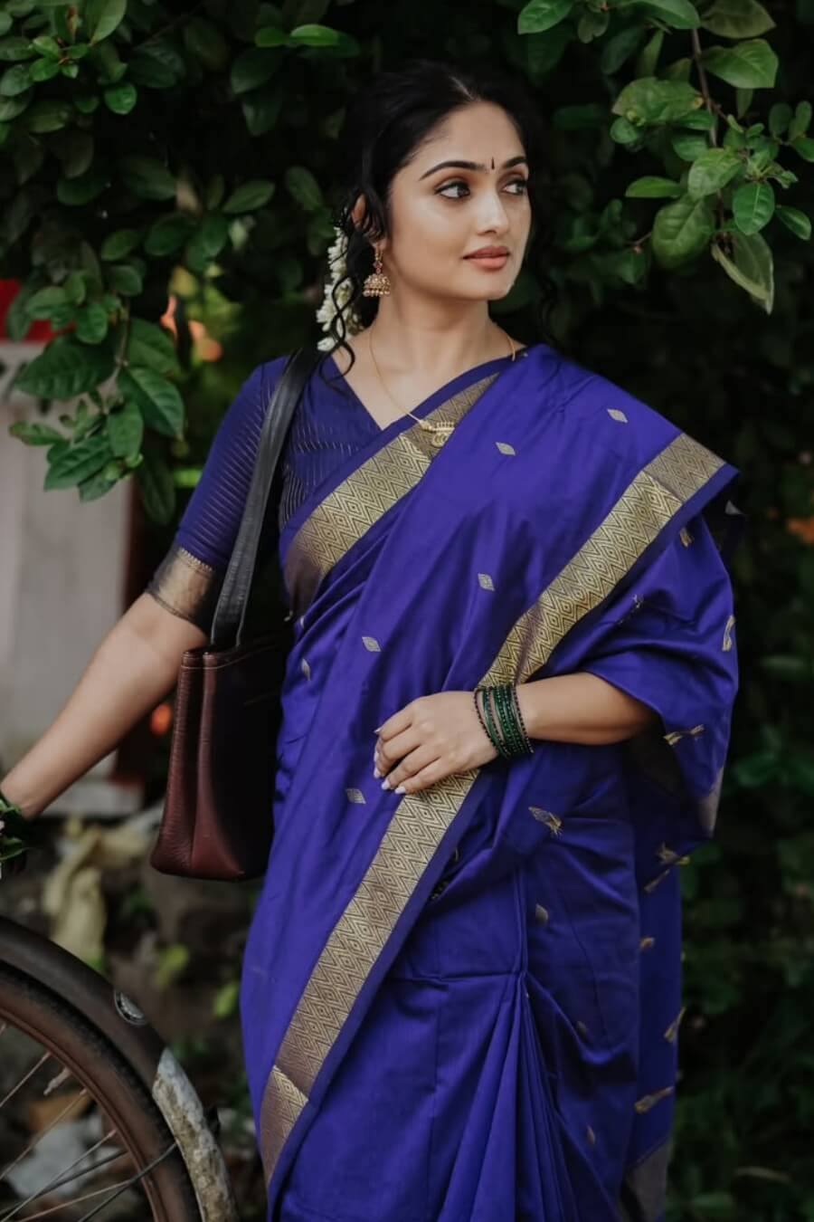 Imaginative Navy Blue Cotton Silk Saree With Whimsical Blouse Piece - Image 2