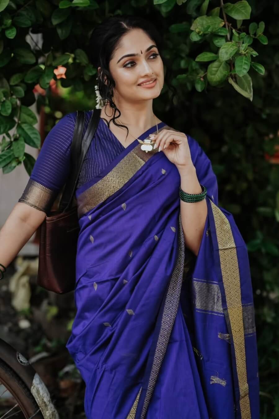 Imaginative Navy Blue Cotton Silk Saree With Whimsical Blouse Piece - Image 4