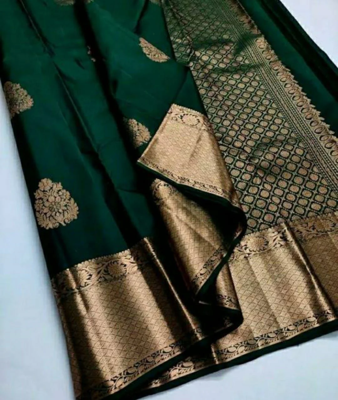 Imbrication Dark Green Soft Silk Saree With Desirable Blouse Piece - Image 2