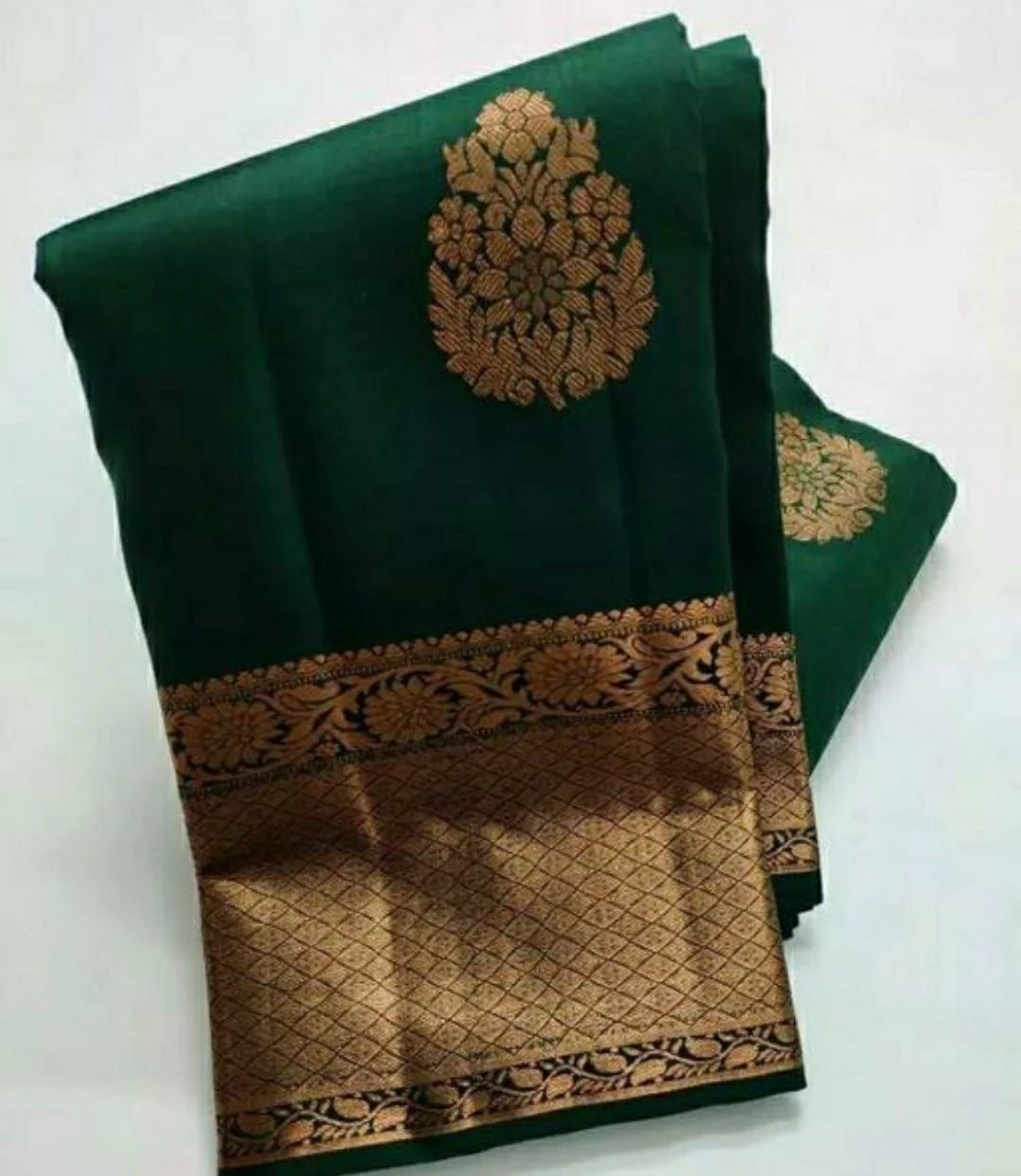 Imbrication Dark Green Soft Silk Saree With Desirable Blouse Piece - Image 3