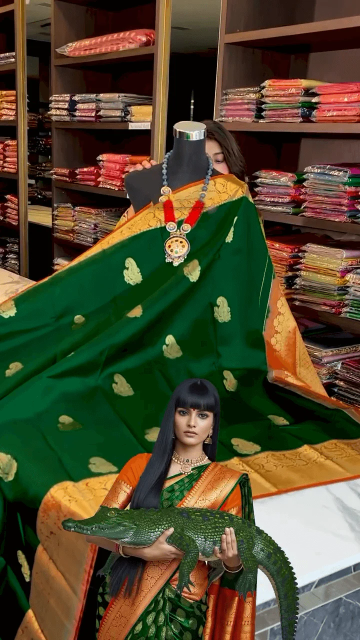 Impressive Dark Green Soft Banarasi Silk Saree With Lovely Blouse Piece - Image 2