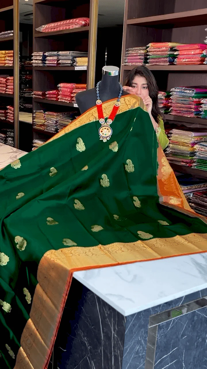 Impressive Dark Green Soft Banarasi Silk Saree With Lovely Blouse Piece - Image 4