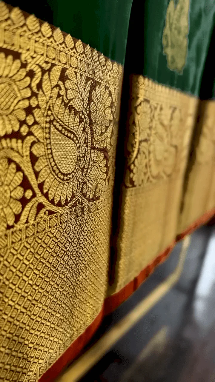 Impressive Dark Green Soft Banarasi Silk Saree With Lovely Blouse Piece - Image 7