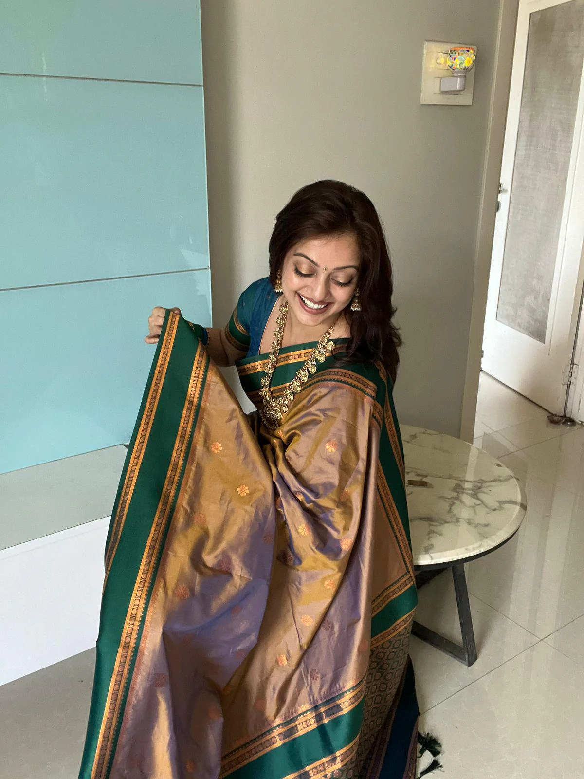 Improbable Peach Soft Banarasi Silk Saree With Deserving Blouse Piece - Image 5