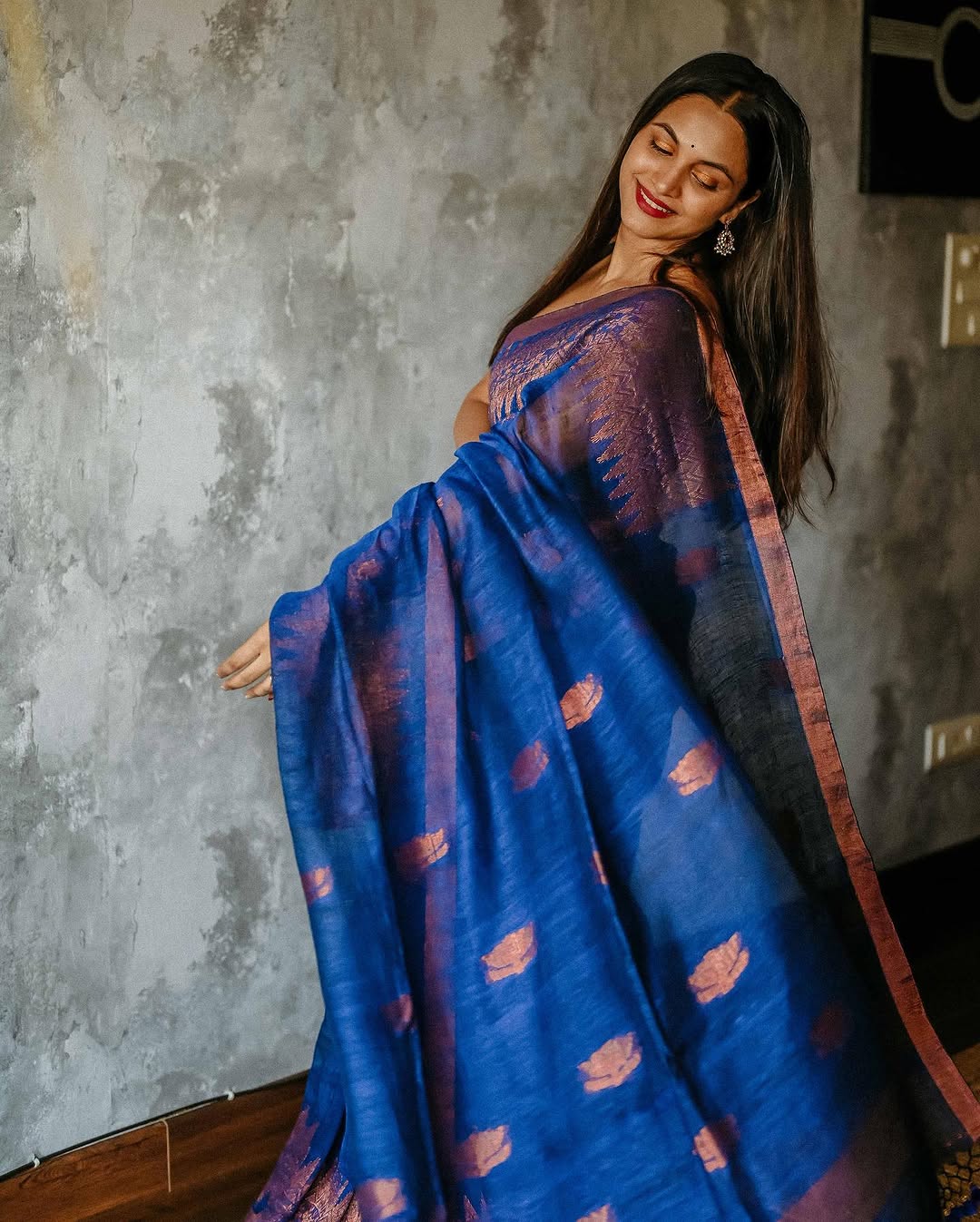 Improbable Royal Blue Cotton Silk Saree With Fragrant Blouse Piece - Image 3