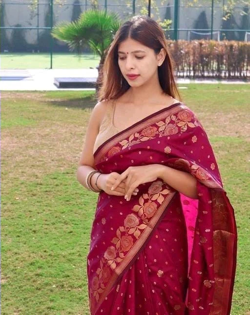 Incredible Dark Pink Soft Banarasi Silk Saree With Beleaguer Blouse Piece - Image 2