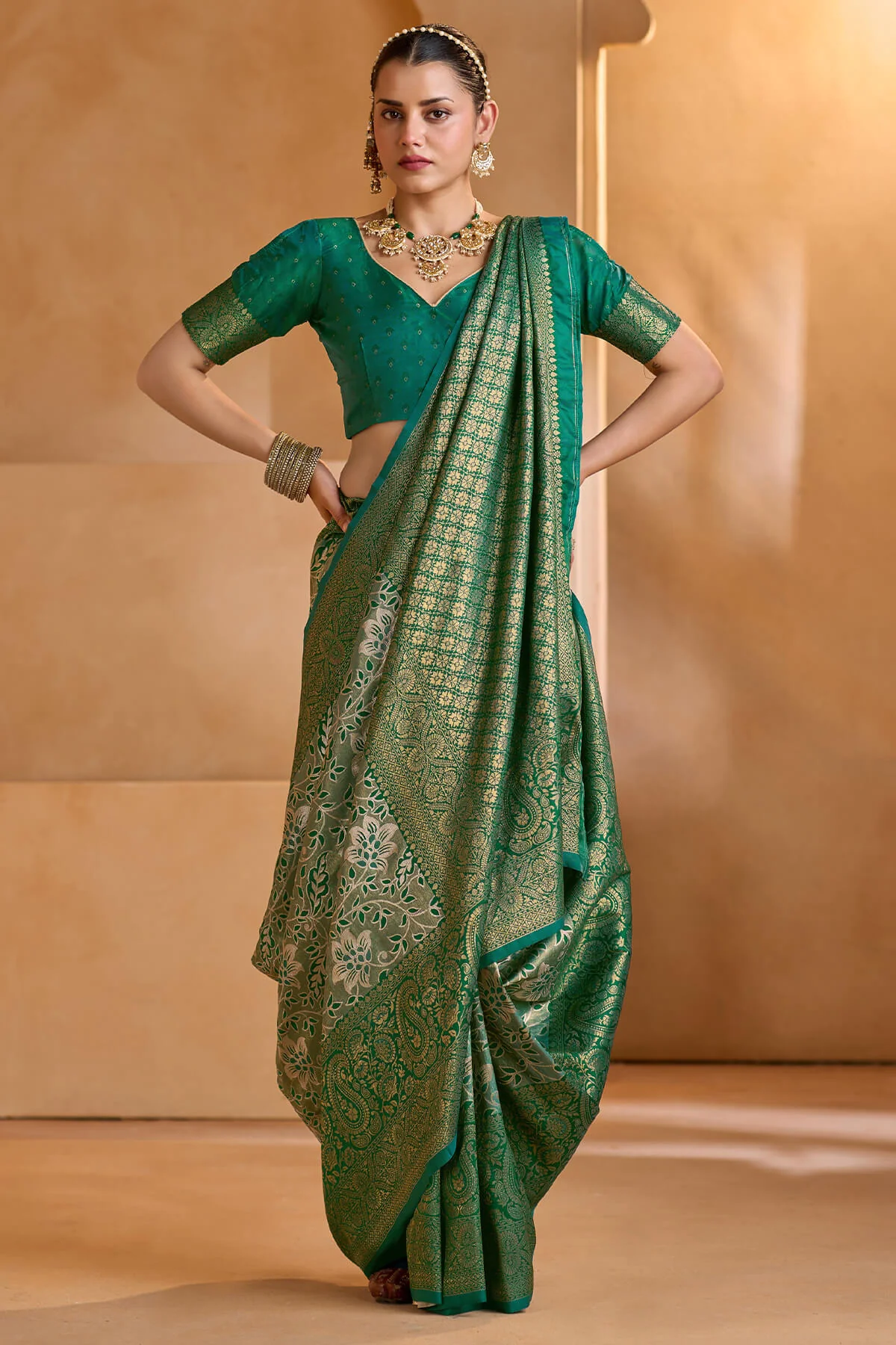 Ineffable Green Kanjivaram Silk Saree With Cynosure Blouse Piece - Image 3