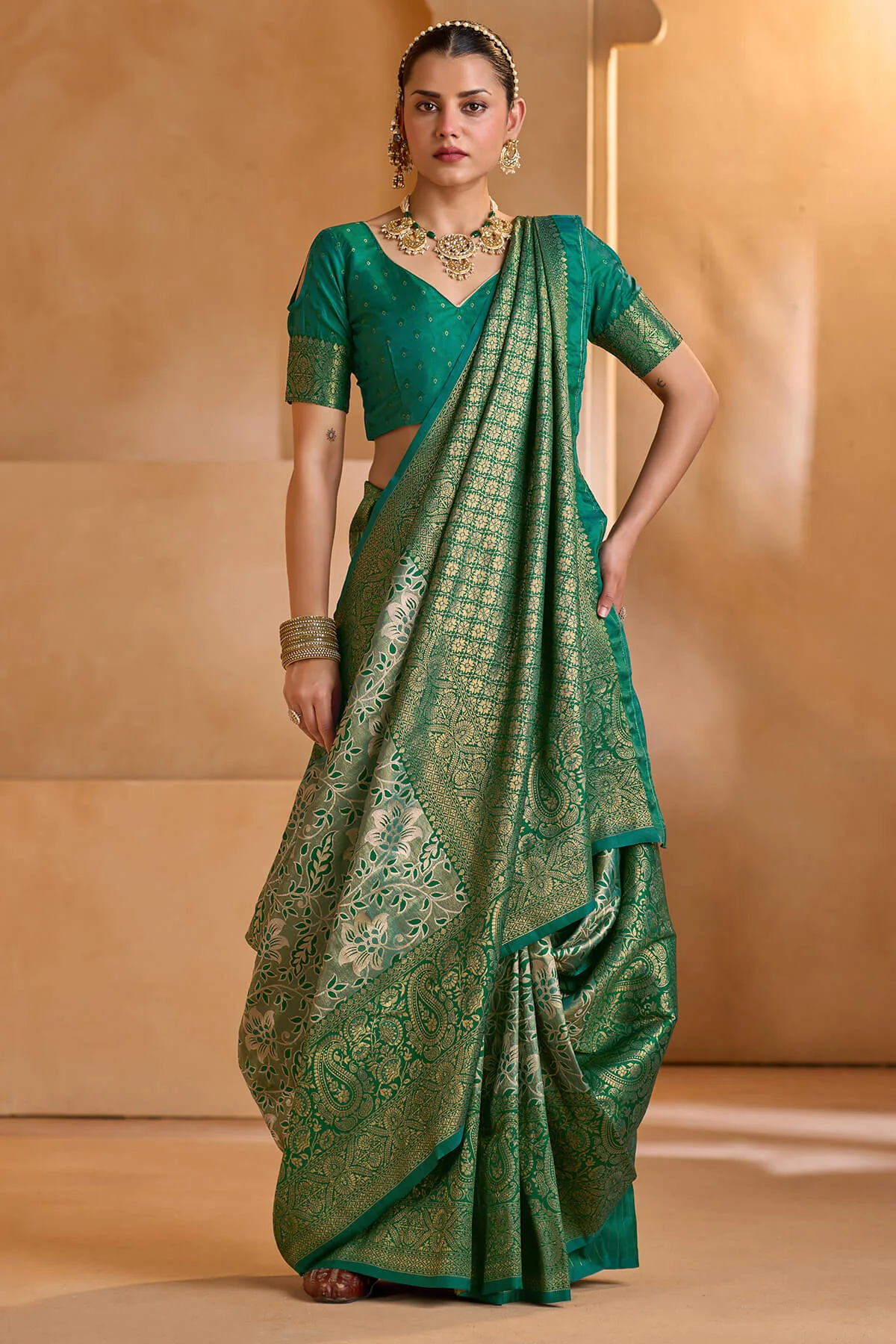 Ineffable Green Kanjivaram Silk Saree With Cynosure Blouse Piece - Image 5