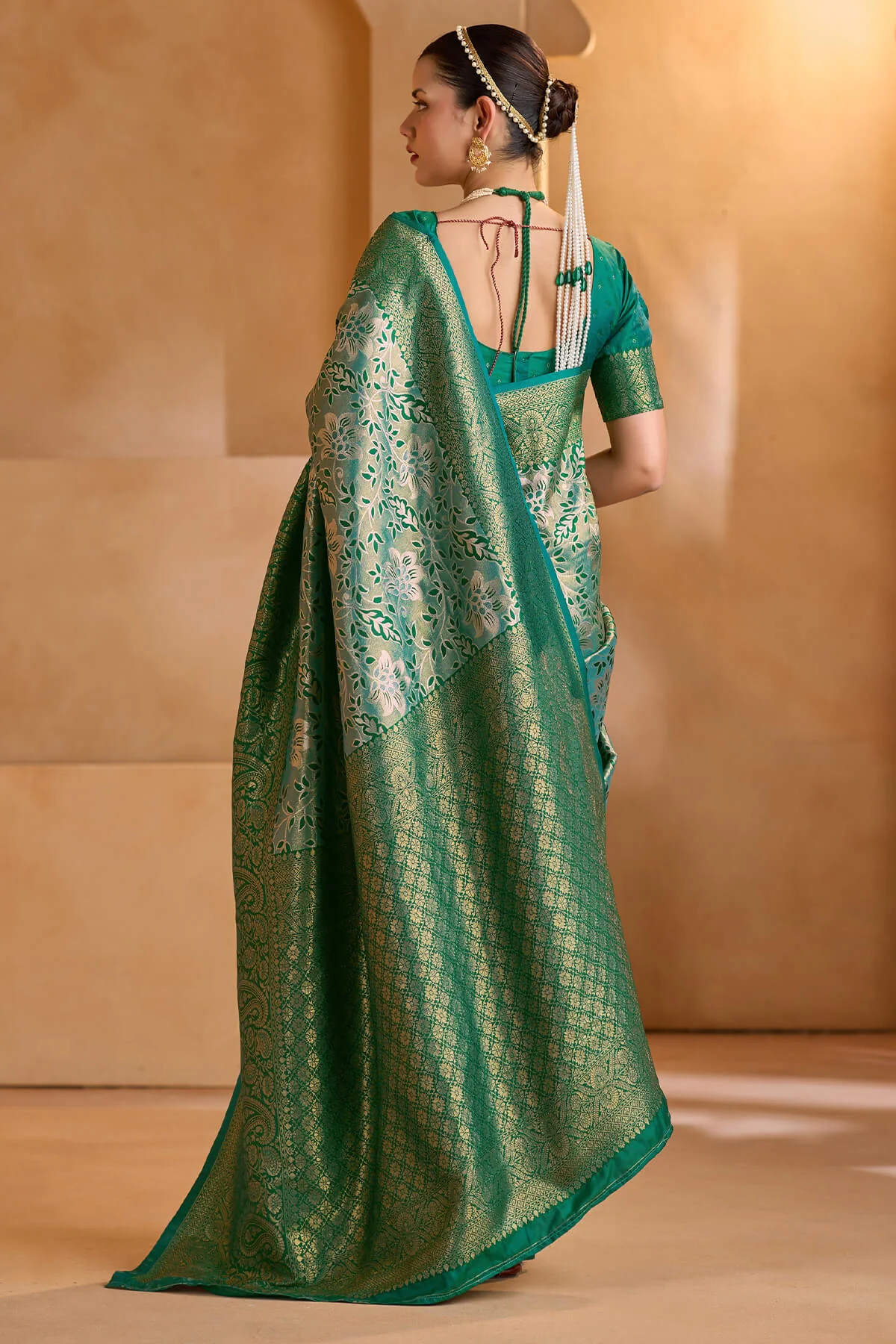 Ineffable Green Kanjivaram Silk Saree With Cynosure Blouse Piece - Image 6