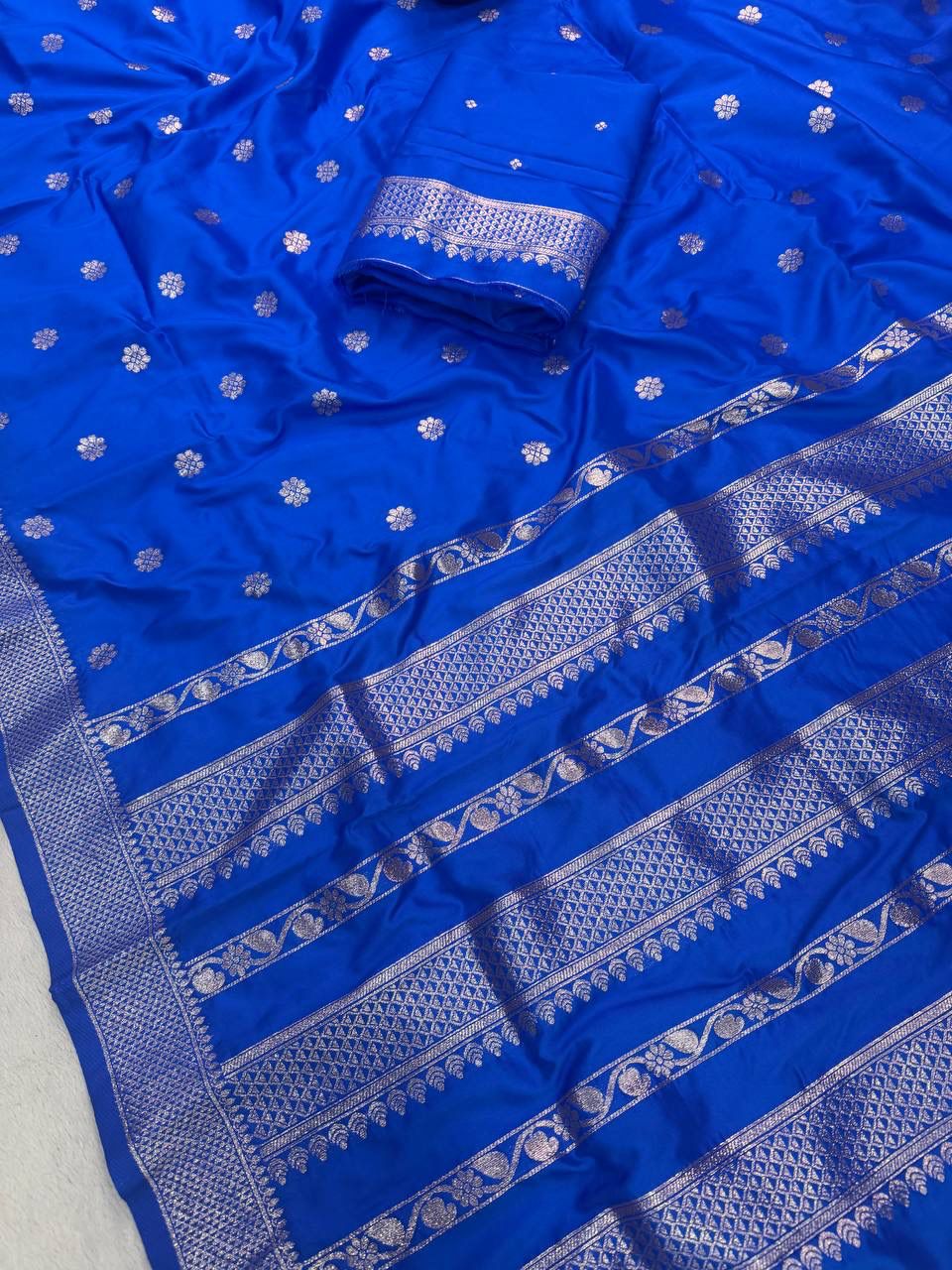 Ineffable Royal Blue Pure Zari Weaving Banarasi Silk Saree With Nectarous Blouse Piece - Image 3