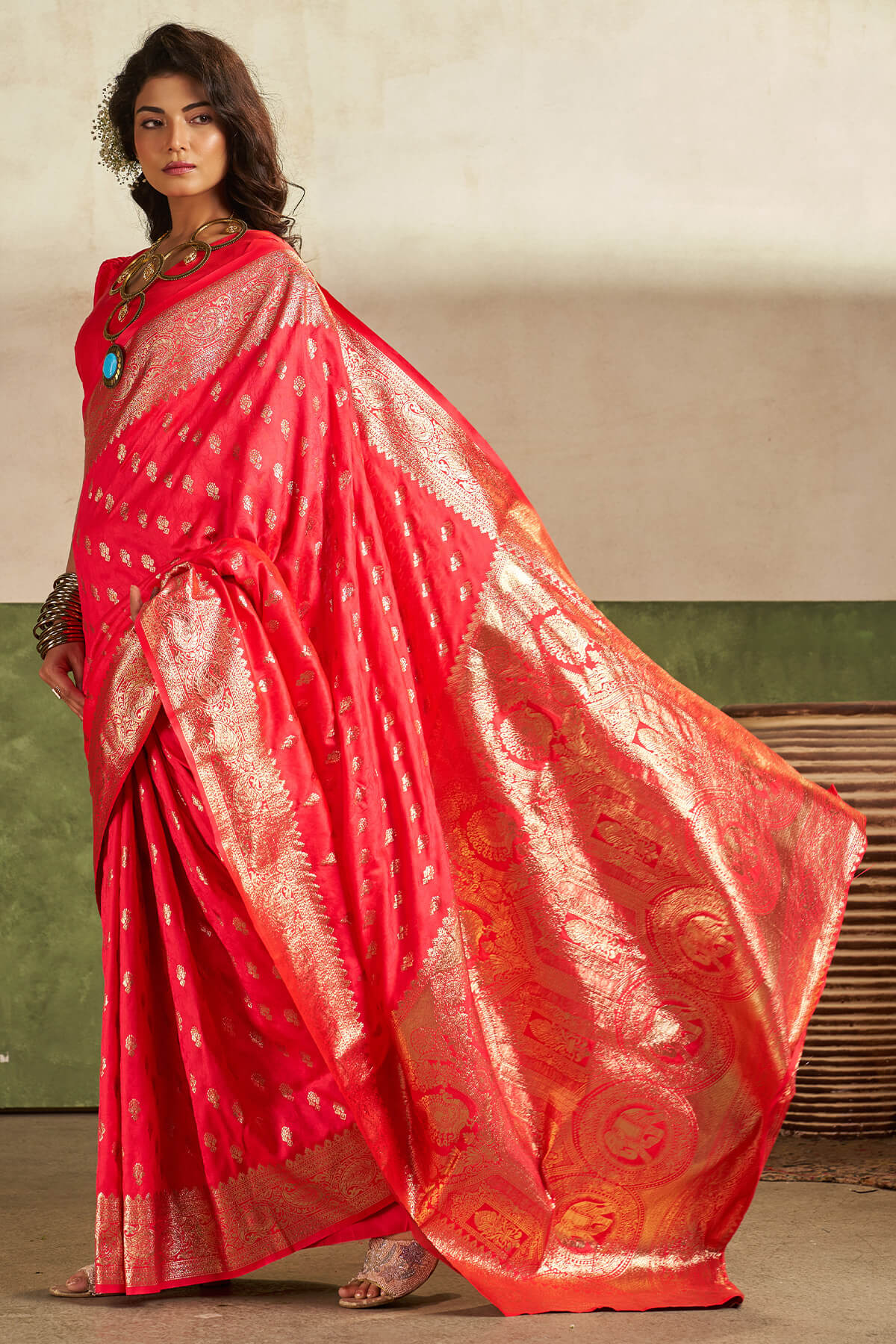 Intricate Dark Pink Pure Zari Weaving Banarasi Silk Saree With Desuetude Blouse Piece - Image 3