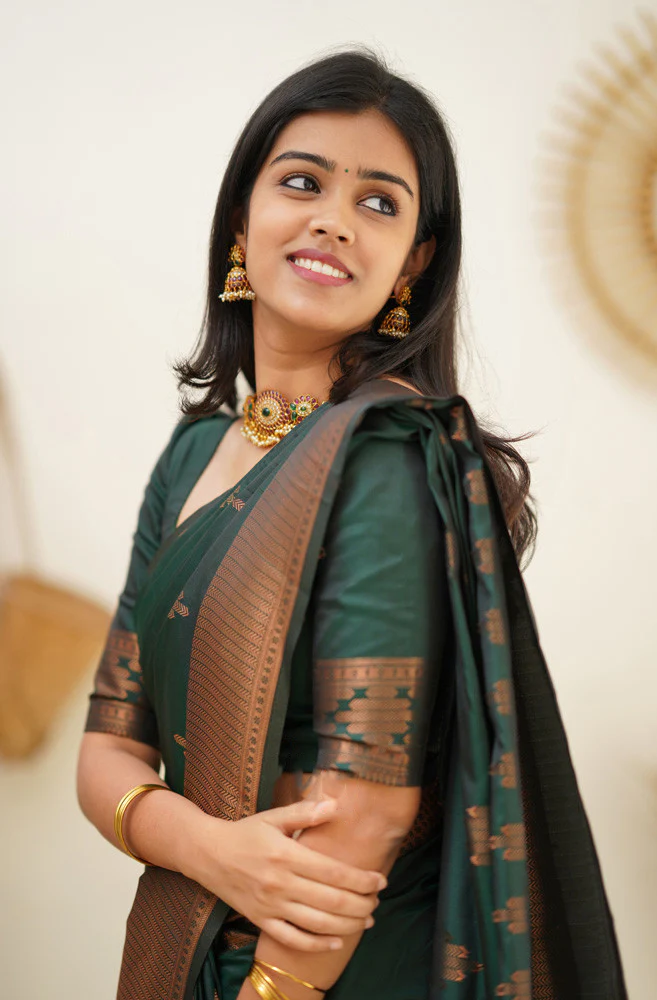 Invaluable Dark Green Soft Silk Saree With Desiring Blouse Piece - Image 5