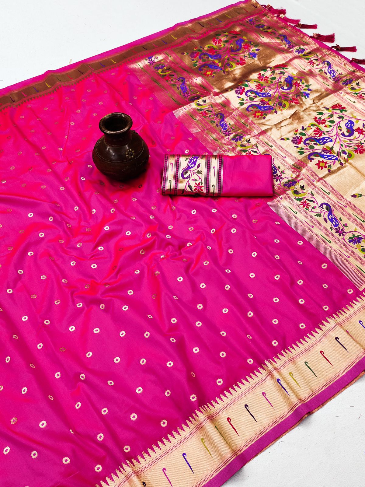 Invaluable Dark Pink Paithani Silk Saree With Ethnic Blouse Piece - Image 4