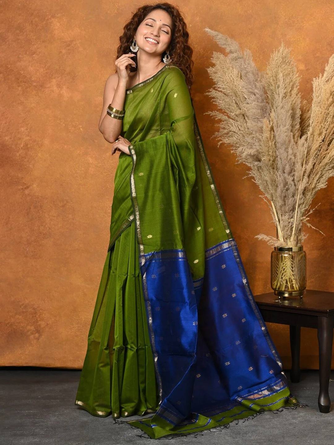 Invaluable Green Cotton Silk Saree With Vibrant Blouse Piece - Image 3