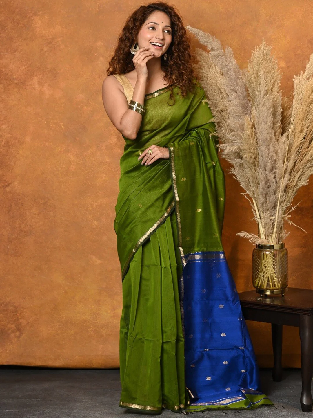 Invaluable Green Cotton Silk Saree With Vibrant Blouse Piece - Image 5