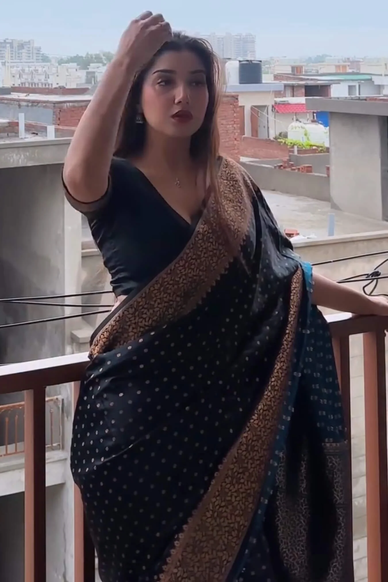 Jazzy Black Soft Silk Saree With Comely Blouse Piece - Image 5