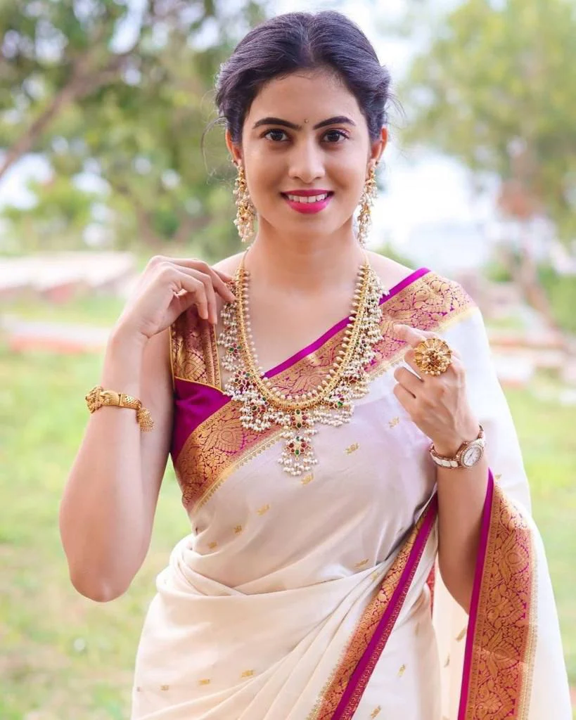 Lissome Off White Soft Silk Saree With Admirable Blouse Piece - Image 4