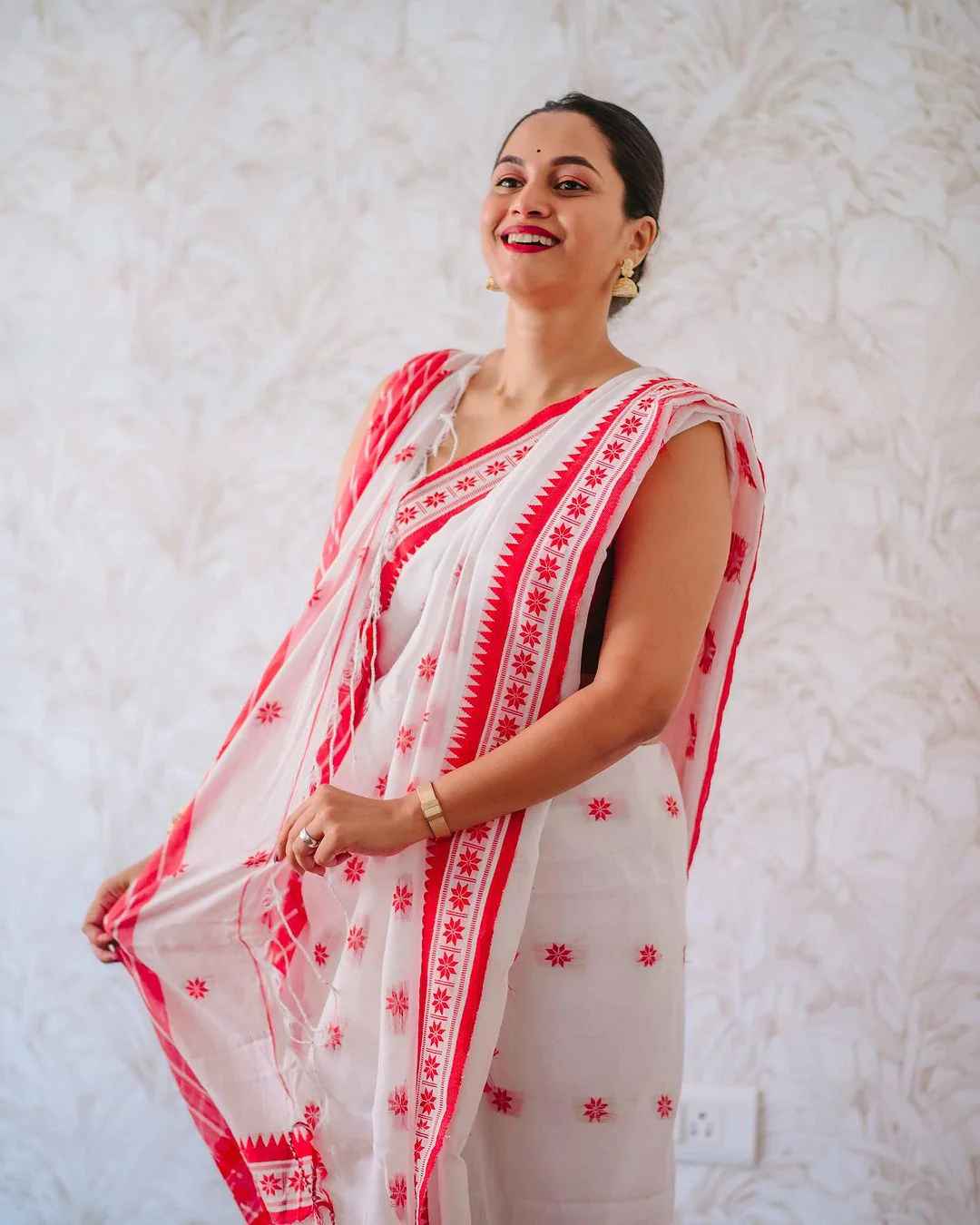 Lissome White Cotton Silk Saree With Smashing Blouse Piece - Image 3