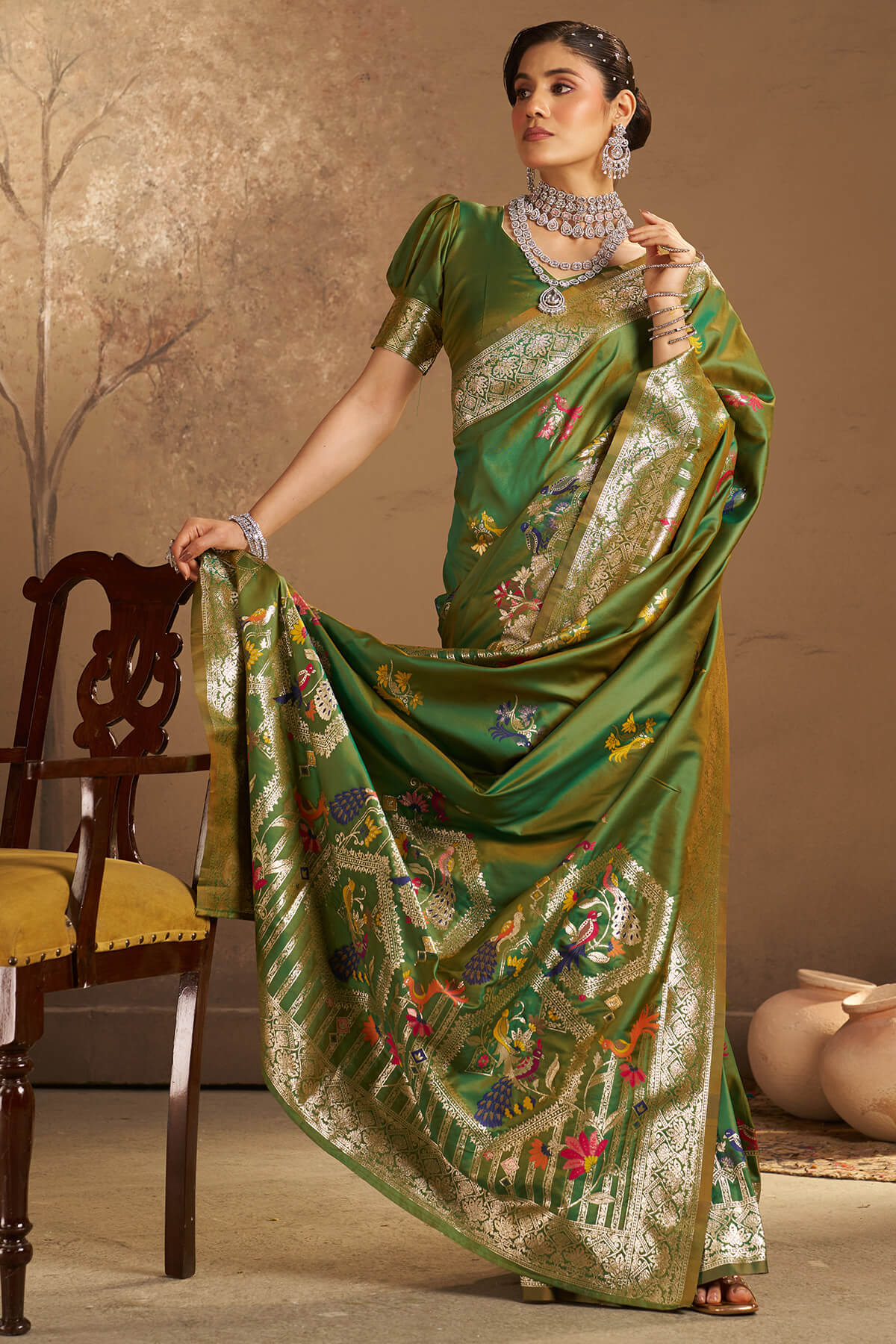 Lovely Green Pure Zari Weaving Banarasi Silk Saree With Nectarous Blouse Piece - Image 4