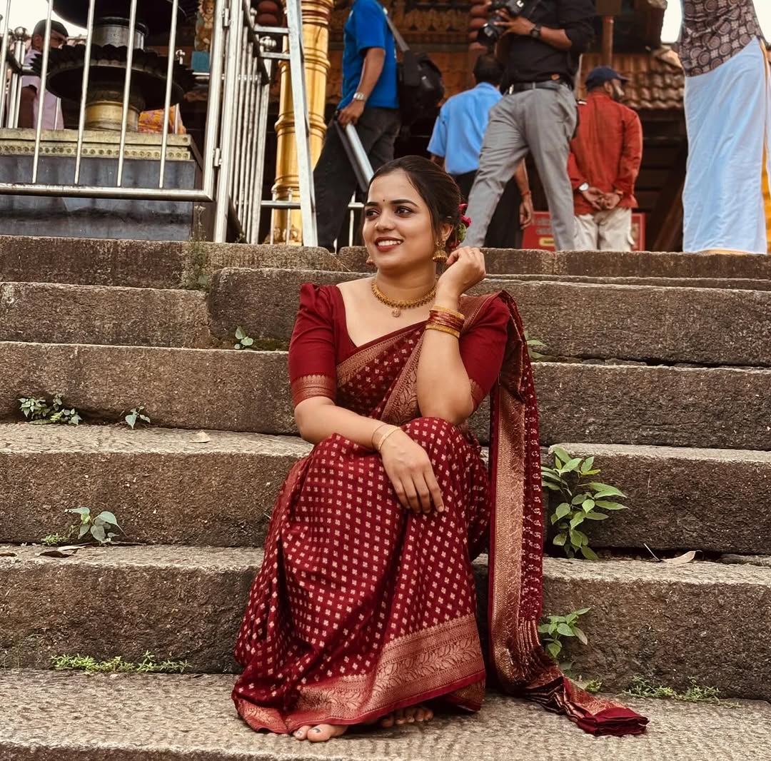 Lovely Wine Soft Silk Saree With Outstanding Blouse Piece - Image 3