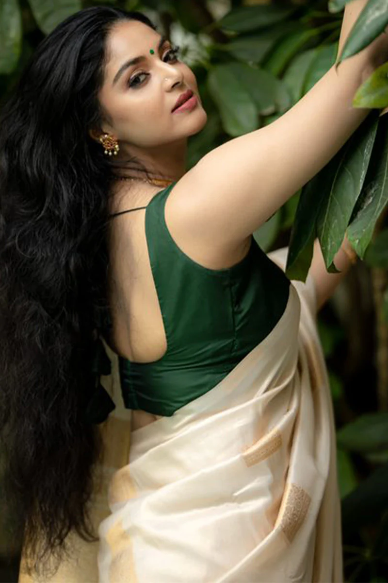 Luminous Beige Soft Silk Saree With Vestigial Blouse Piece - Image 4