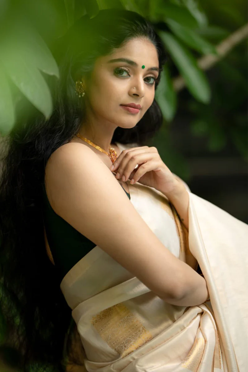 Luminous Beige Soft Silk Saree With Vestigial Blouse Piece - Image 5
