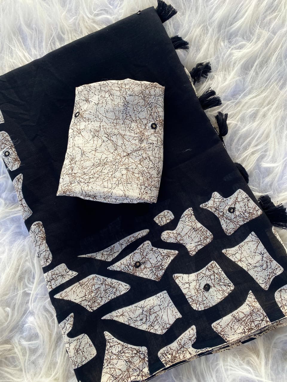 Luminous Black Printed Linen Silk Saree With Snappy Blouse Piece - Image 2
