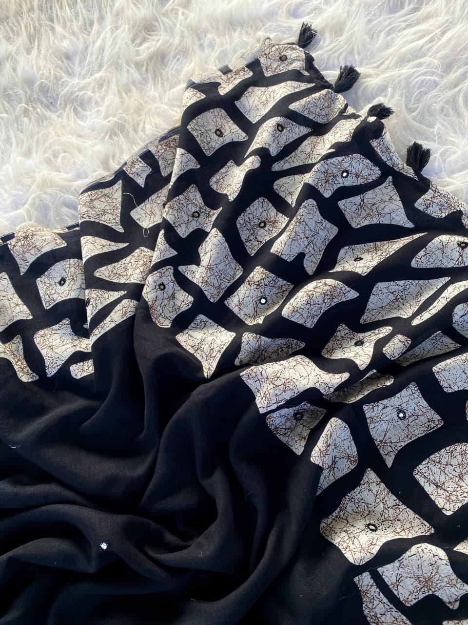 Luminous Black Printed Linen Silk Saree With Snappy Blouse Piece - Image 3