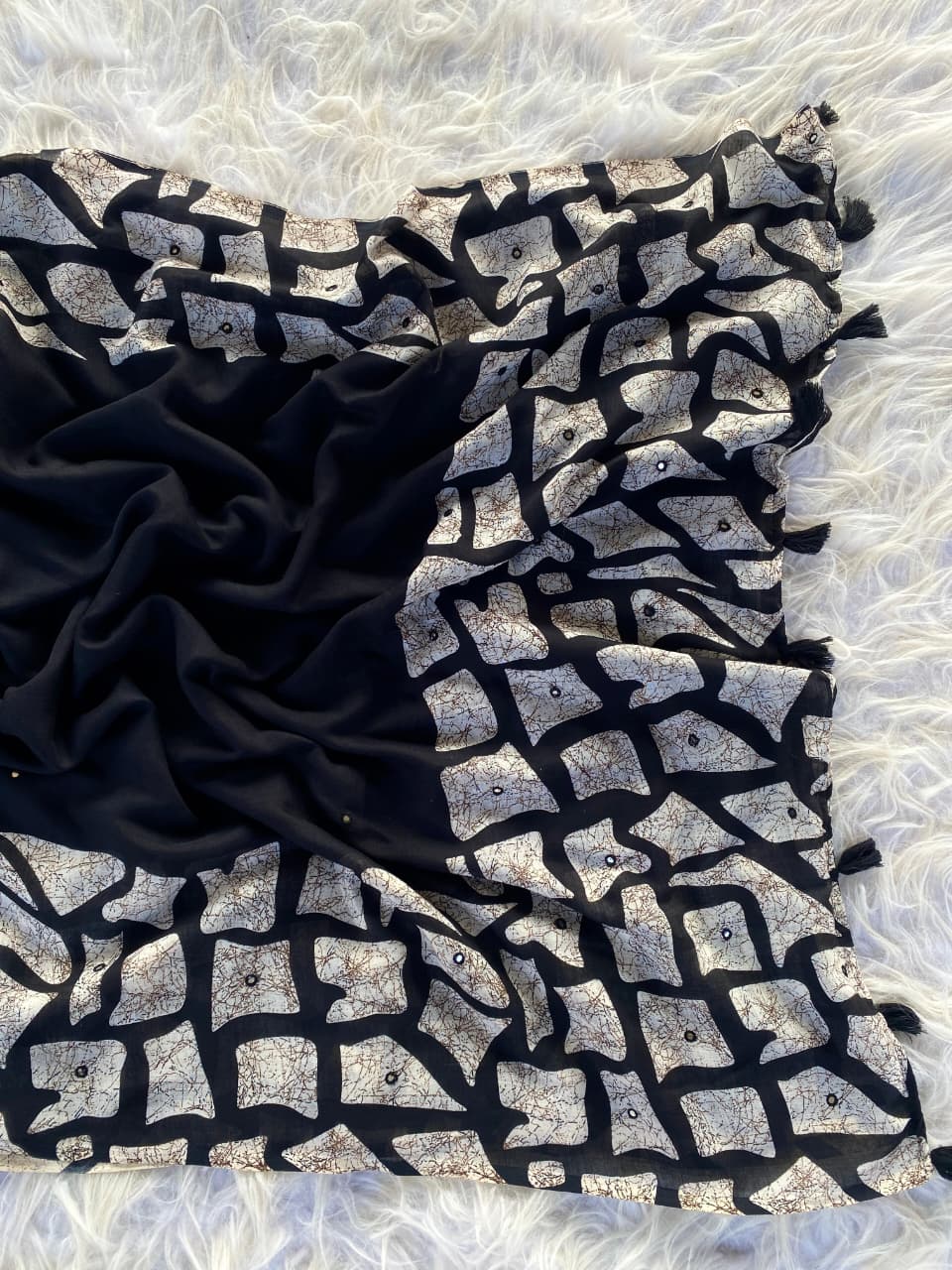 Luminous Black Printed Linen Silk Saree With Snappy Blouse Piece - Image 4