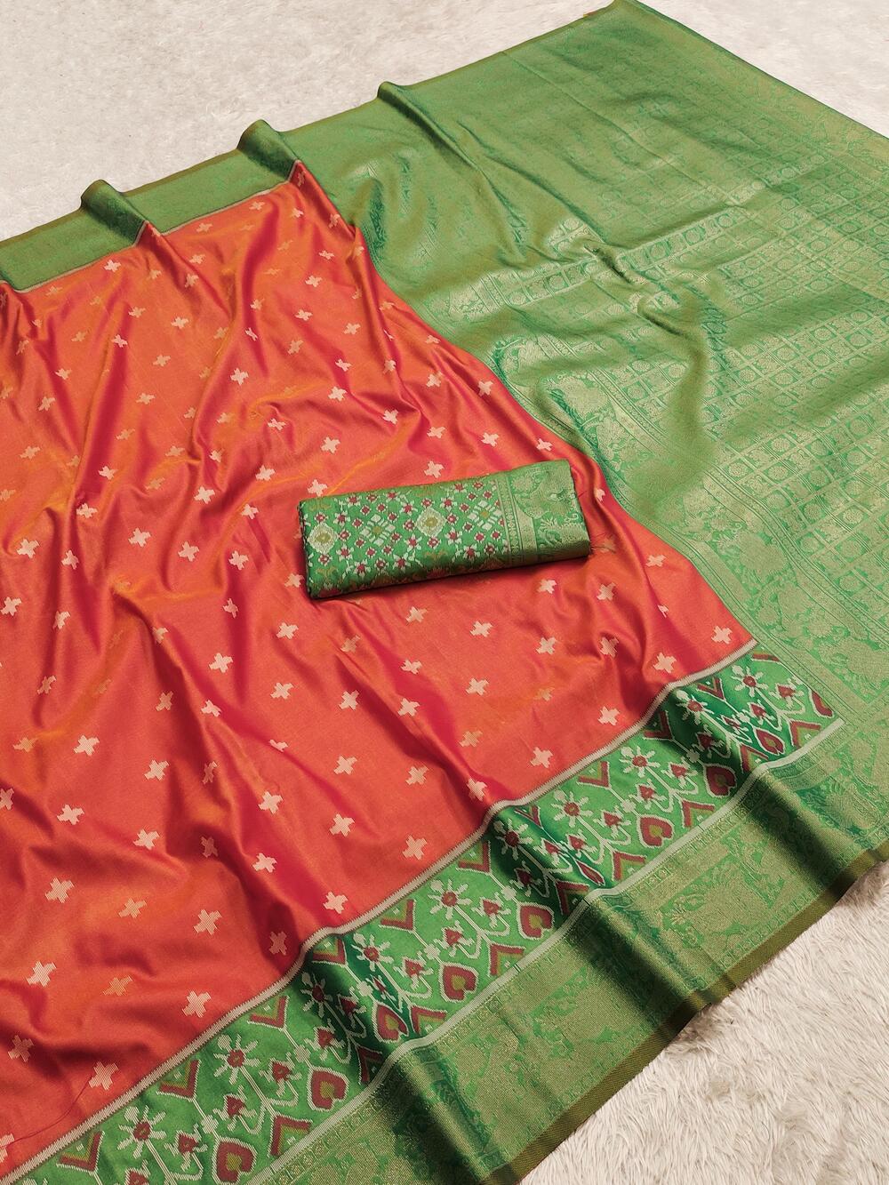 Luminous Peach Pure Zari Weaving Banarasi Silk Saree With Splendorous Blouse Piece