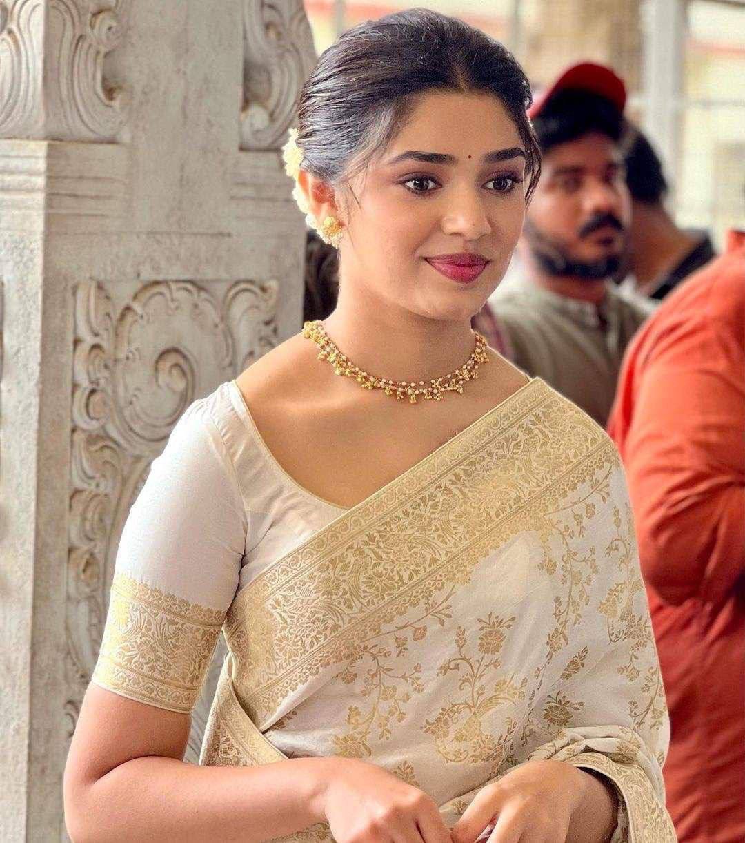 Lustrous Beige Soft Silk Saree With Panache Blouse Piece - Image 2