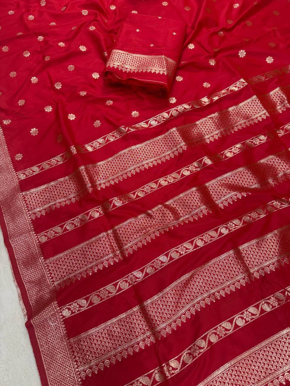 Lustrous Red Pure Zari Weaving Banarasi Silk Saree With Resplendent Blouse Piece - Image 3