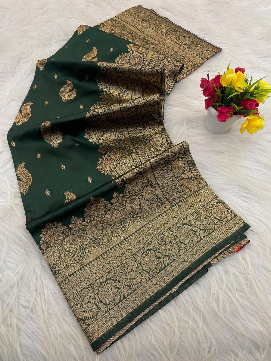 Luxuriant Dark Green Soft Silk Saree With Fugacious Blouse Piece - Image 2