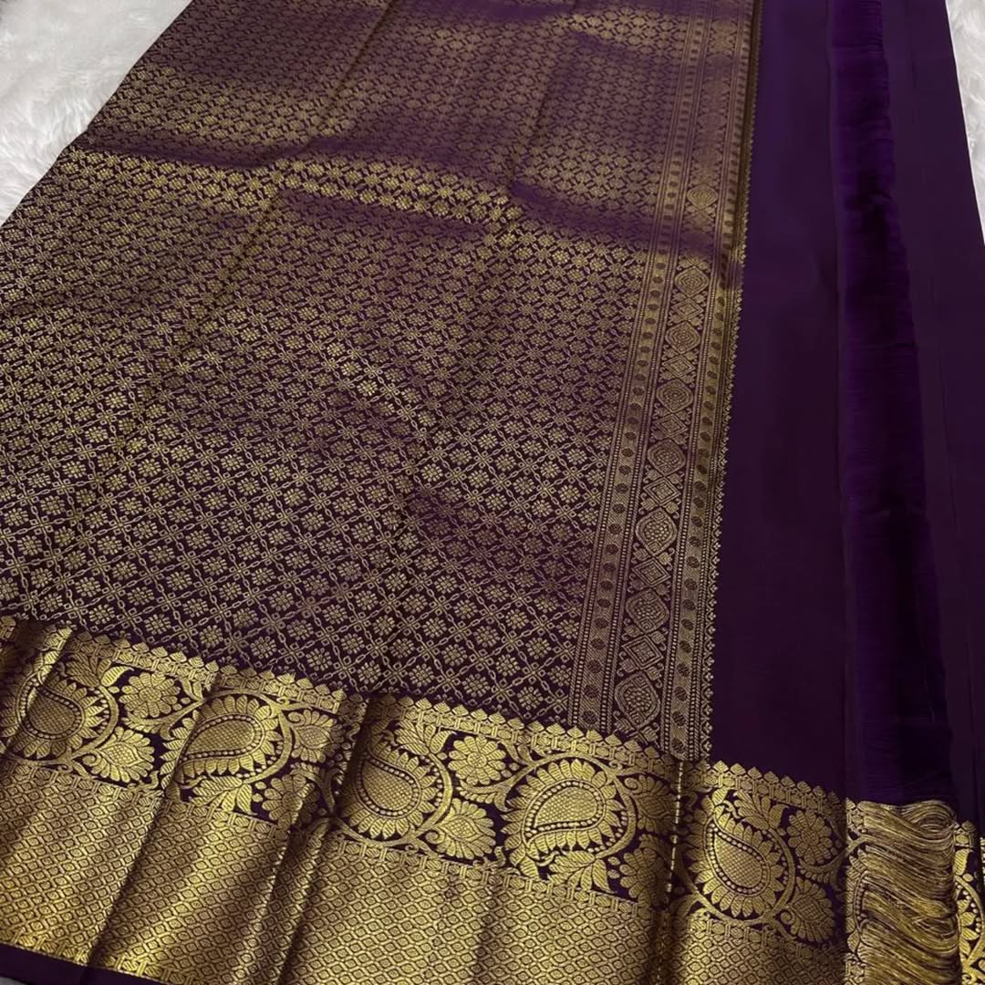 Luxuriant Purple Soft Banarasi Silk Saree With Resplendent Blouse Piece - Image 4
