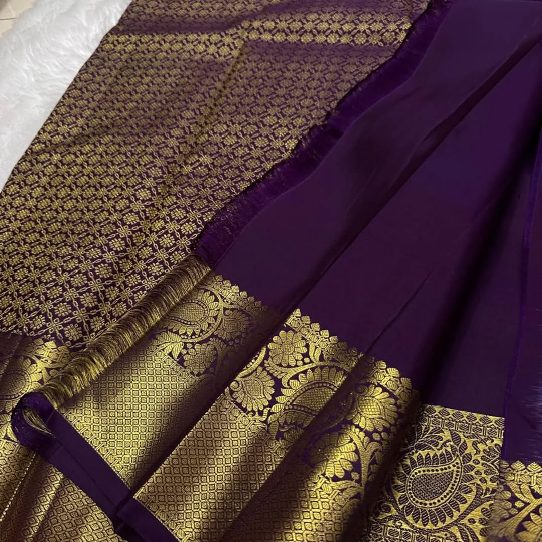 Luxuriant Purple Soft Banarasi Silk Saree With Resplendent Blouse Piece - Image 5