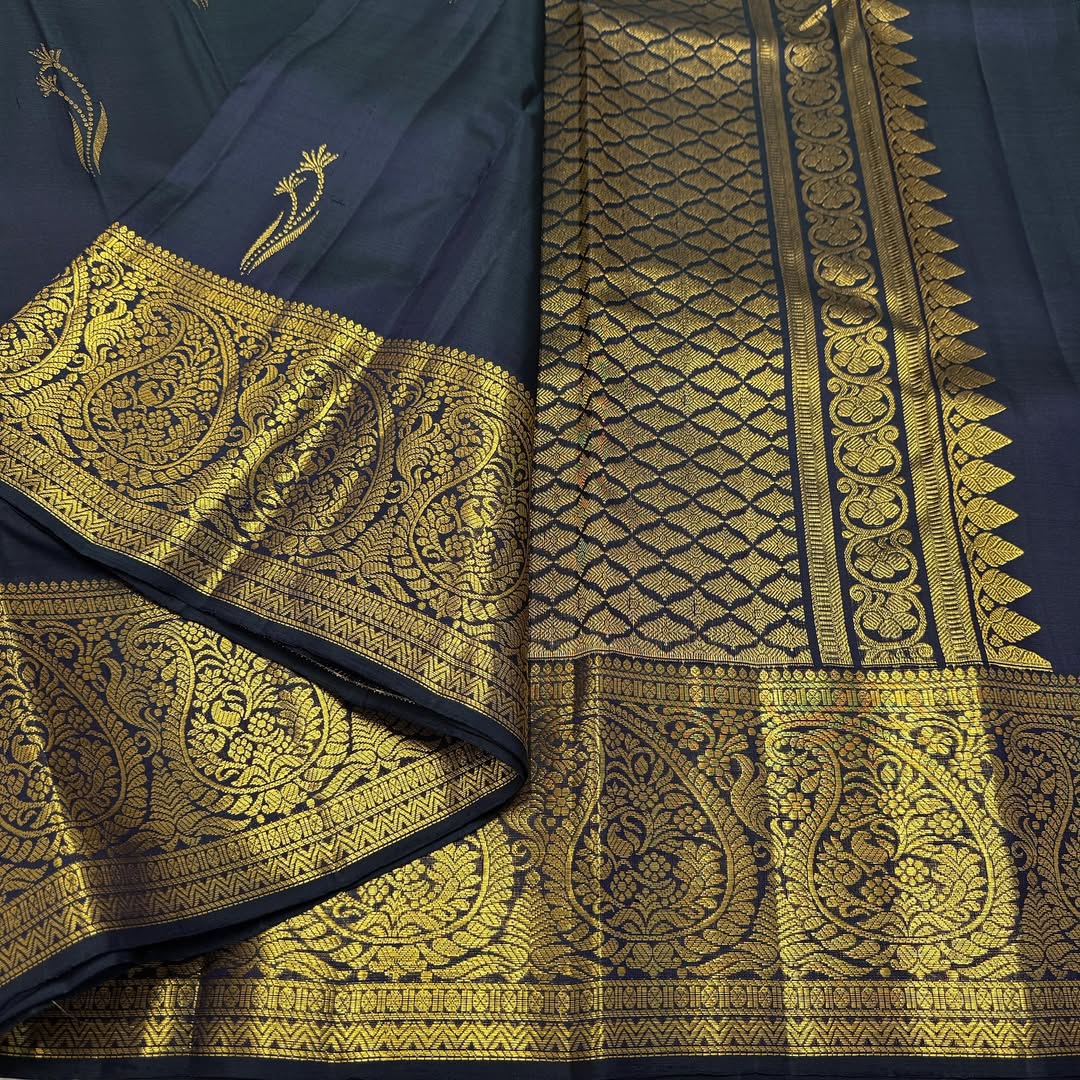 Magnetic Navy Blue Pure Zari Weaving Banarasi Silk Saree With Ravishing Blouse Piece - Image 6