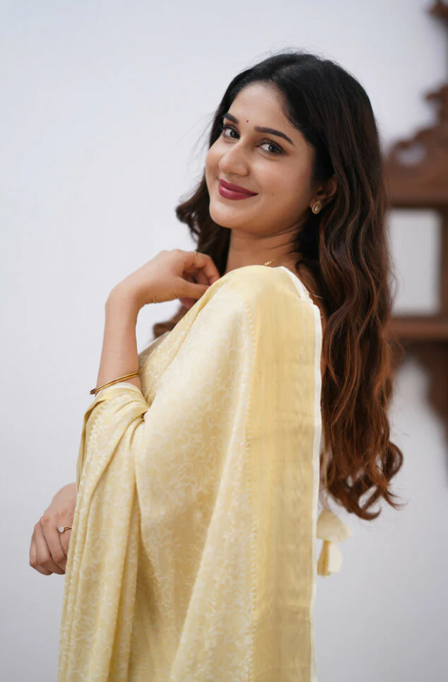 Magnificat Beige Soft Silk Saree With Scrumptious Blouse Piece - Image 4