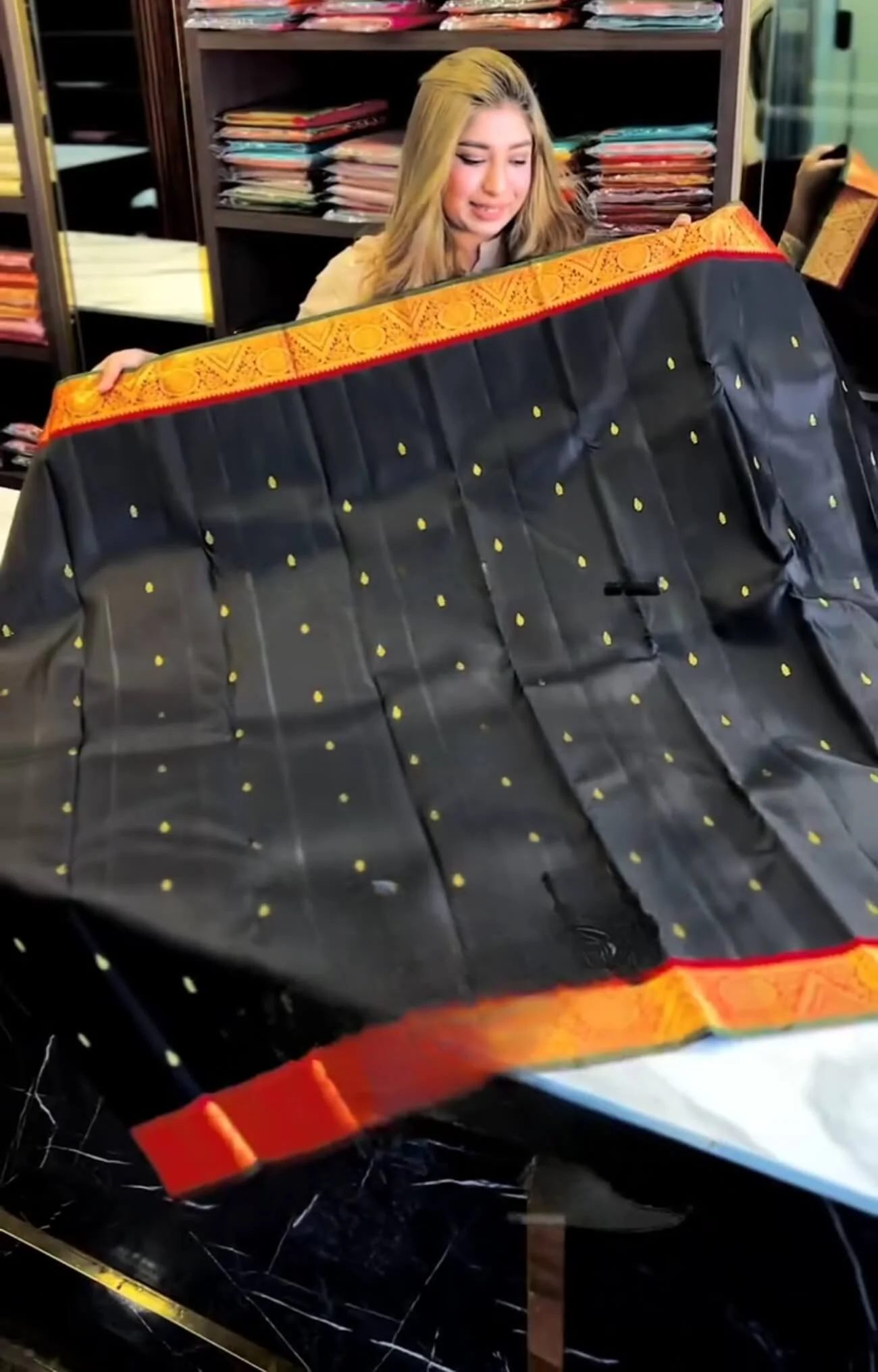 Magnificat Black Soft Banarasi Silk Saree With Confounding Blouse Piece - Image 3