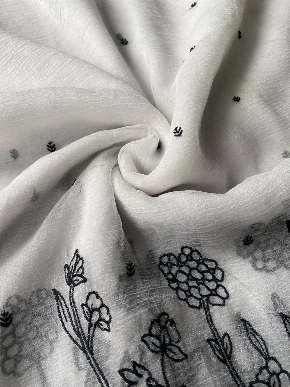 Magnificat Off White Embroidery Work Crush Silk Saree With Gossamer Blouse Piece - Image 3